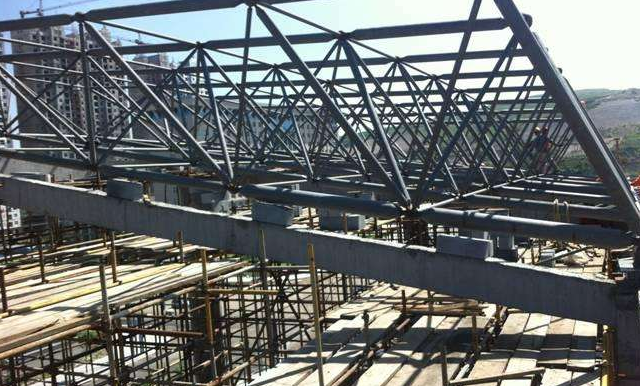 利川简述网架公司的黑色压型钢板的吊装步履